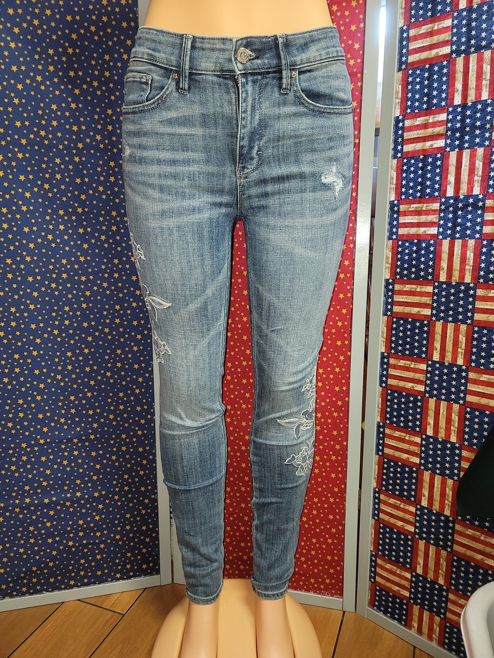 Light Wash Embroidered Skinny Jeans - Women - Picture 4 of 9